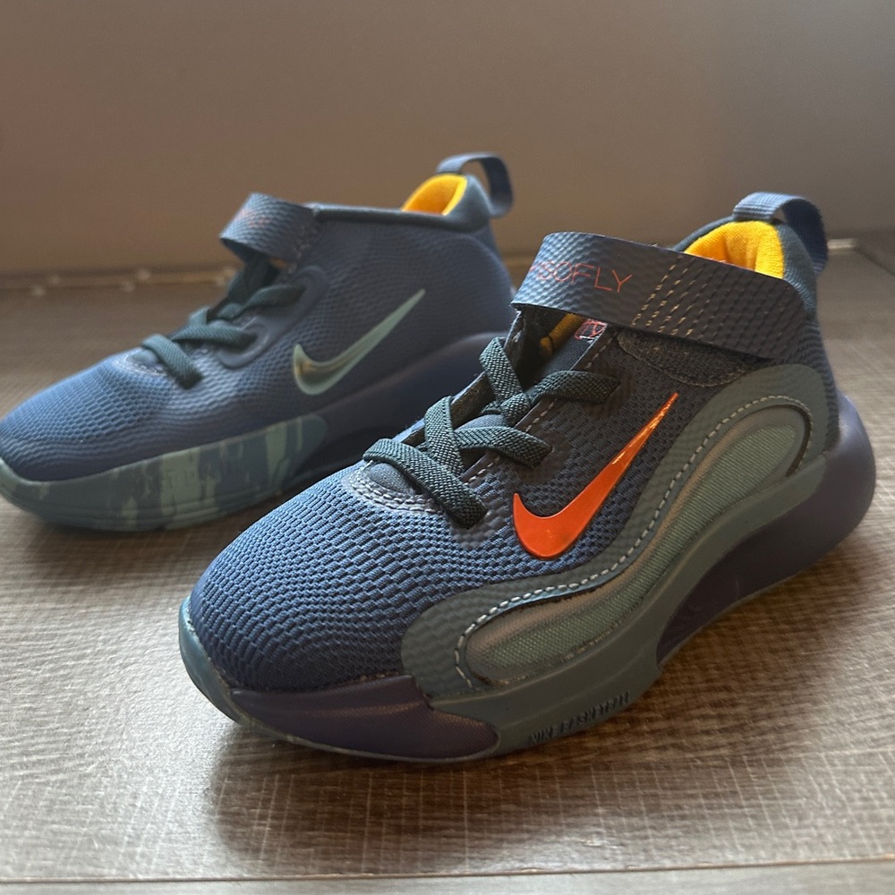 Nike Isofly like new sneakers kids size 9